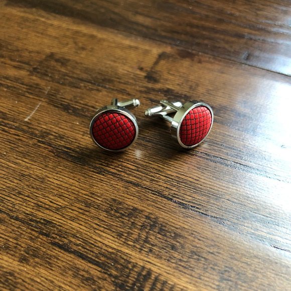 Mens Red pattern cuff links - Picture 3 of 4